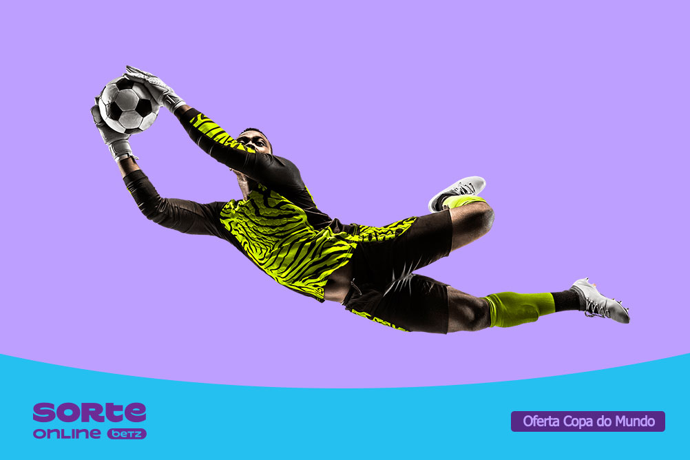 Goleiro de futebol profissional em uniforme amarelo neon e preto fazendo uma defesa espetacular contra fundo roxo, banner promocional de ofertas para aCopa do Mundo Sorte Online Betz.