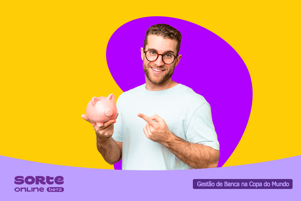 Imagem de um homem com um cofrinho em forma de porco sobre fundo amarelo e roxo. Sorte Online Betz oferece guia sobre gestão de banca da Copa do Mundo.