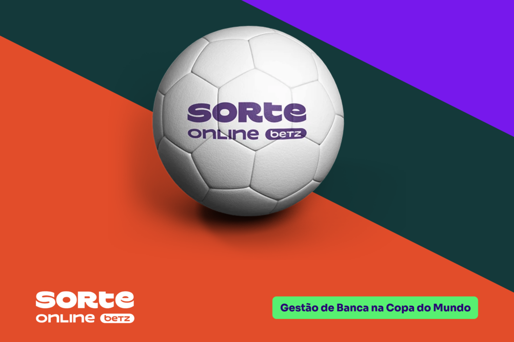 Fundo dividido diagonalmente em três cores, laranja, verde-escuro e roxo. Ao centro, uma bola de futebol; logo Sorte Online Betz no canto inferior esquerdo; e o tema do artigo à direita: "Gestão de Banca na Copa do Mundo".